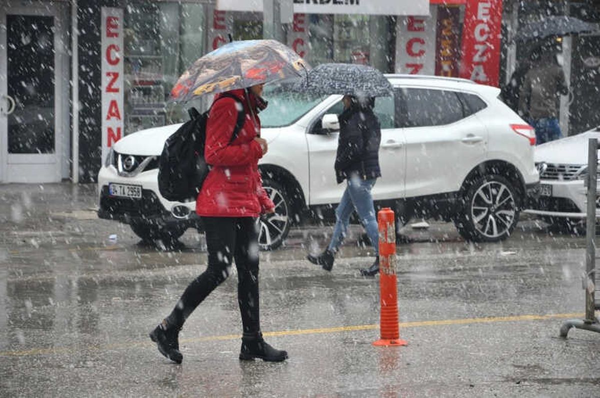 Yüksekova\'da Yağmur Yerini Kar Yağışına Bıraktı