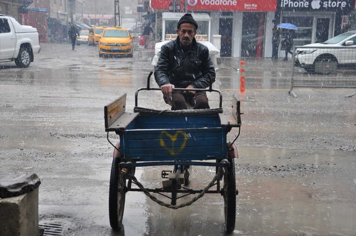 Yüksekovalı 63 Yaşındaki Kurşun, Soğuk Havalara Rağmen Çalışıyor