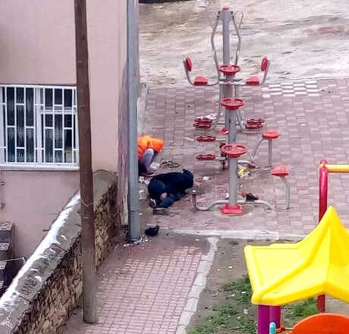2 Genç, Çocuk Parkında Baygın Bulundu