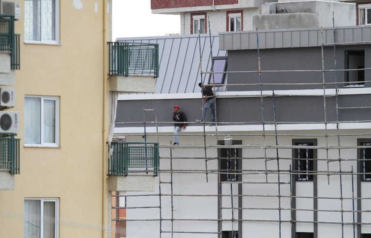 7 Katlı Binanın İskelesinde Ölüme Meydan Okuyan Çalışma Sistemi