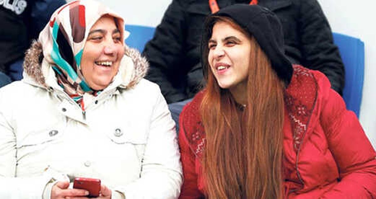 Fedakar Anne, Başakşehir Maçında Görme Engelli Kızına Maçı Anlattı