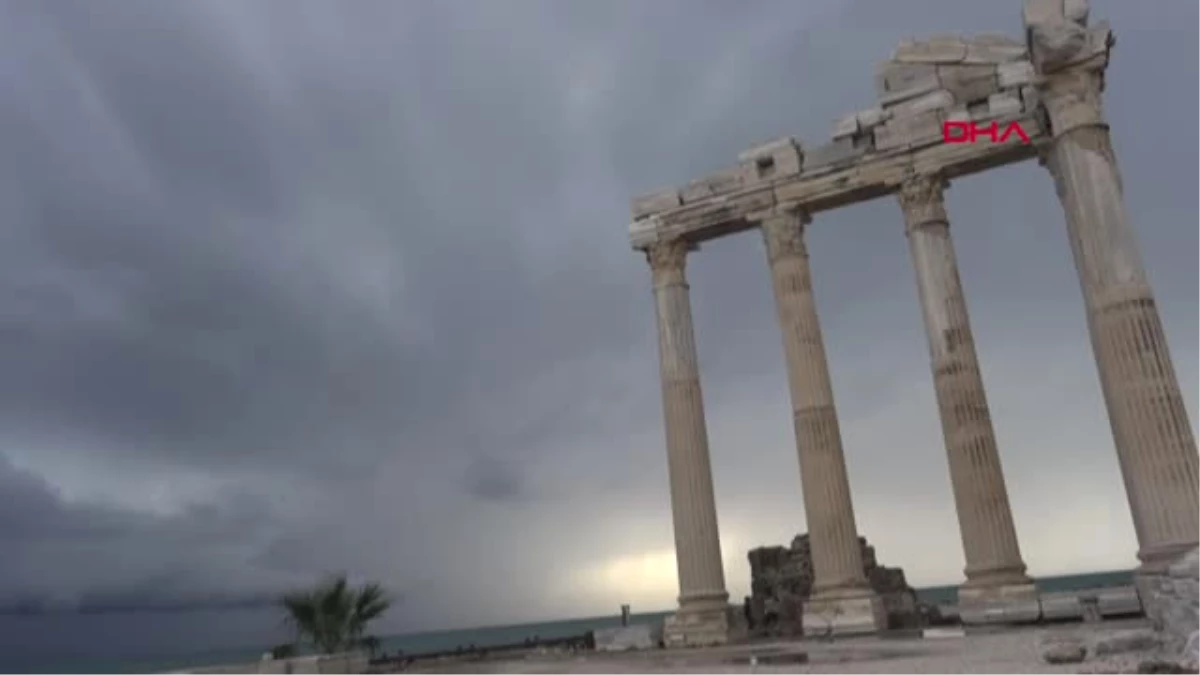 Antalya Apollon Tapınağı\'nda Şimşek Şöleni