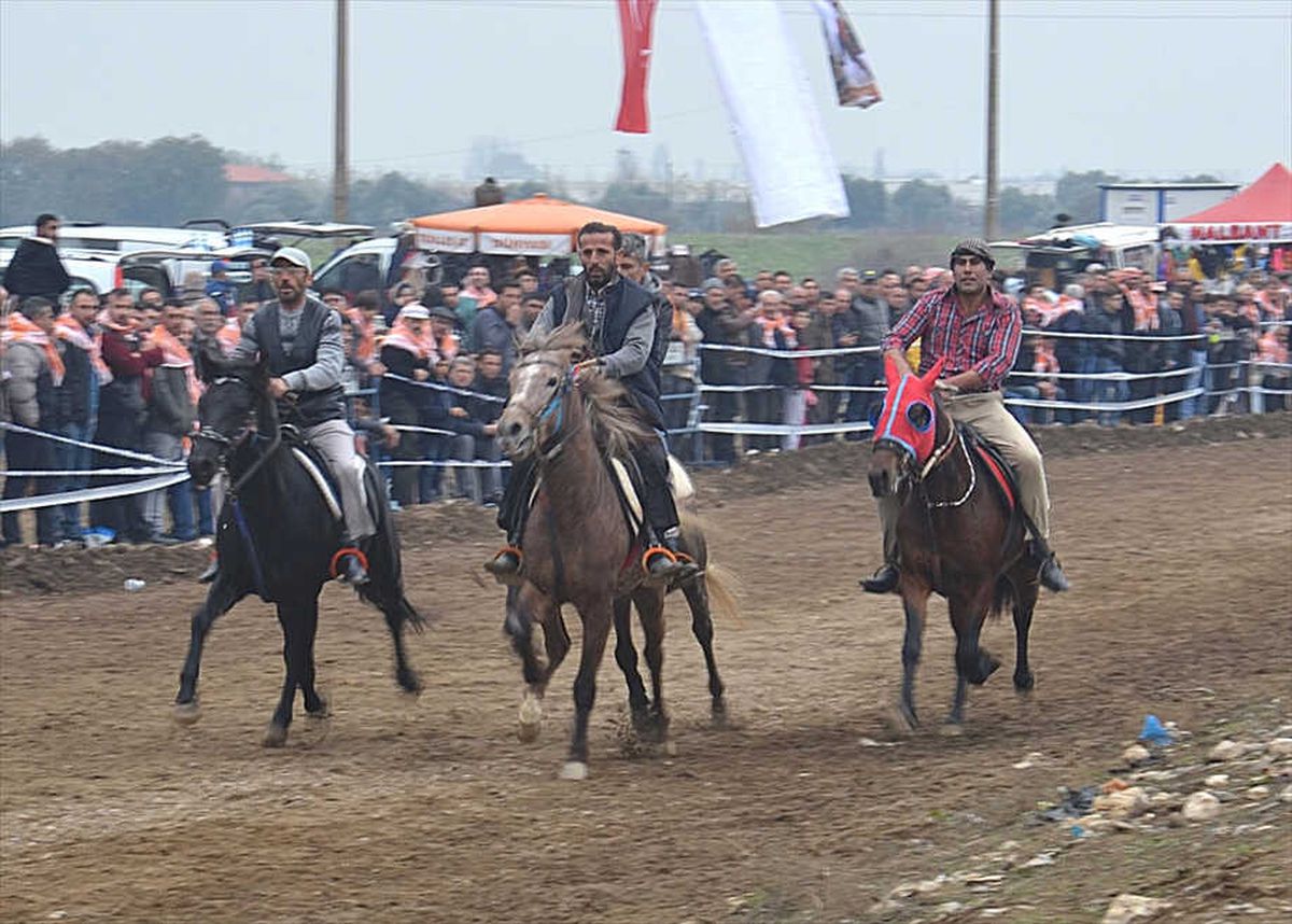 Bayındır\'da Rahvan At Yarışları Yapıldı
