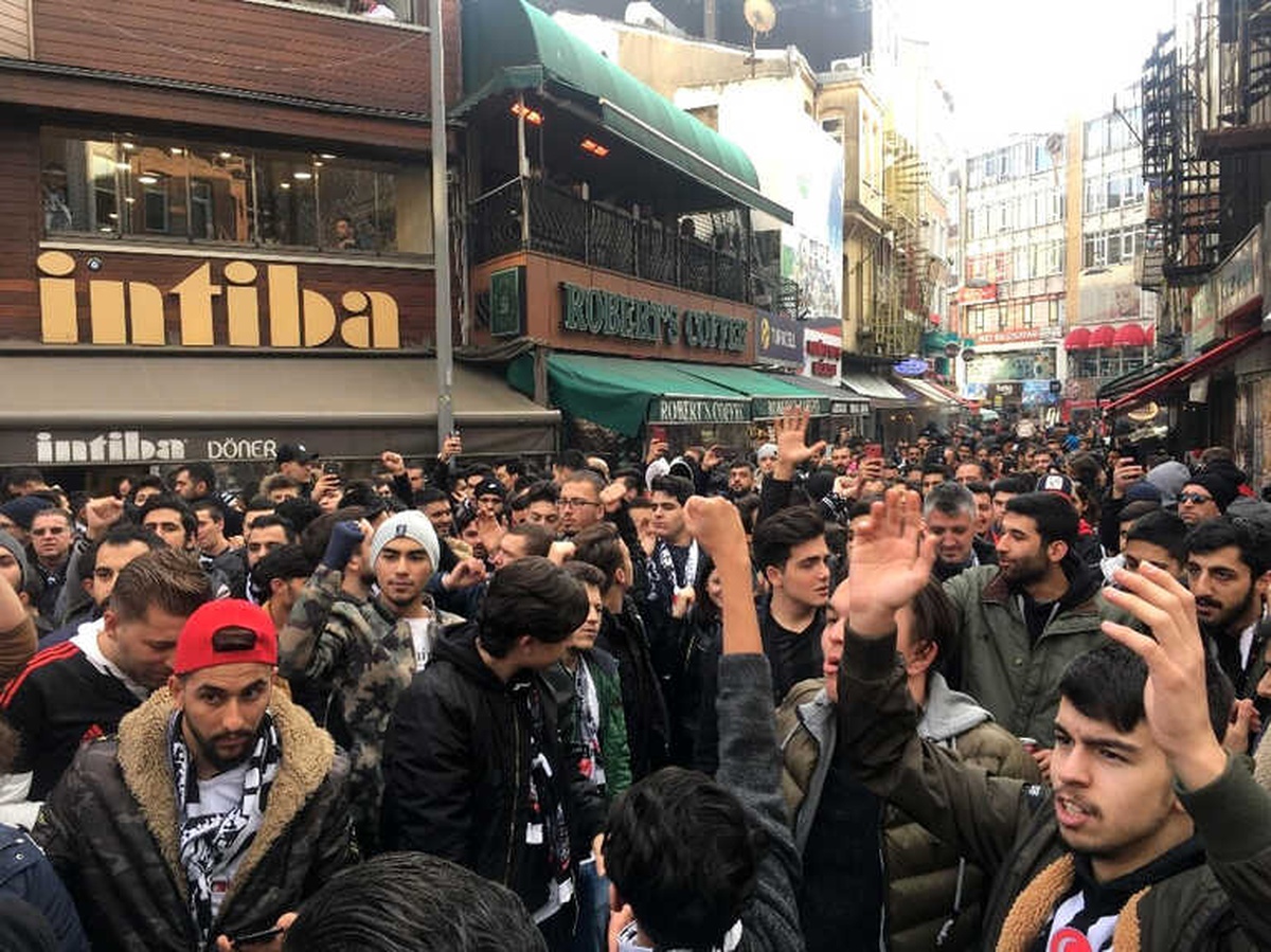 Beşiktaş Taraftarı Derbi Öncesi Çarşı\'da Toplandı