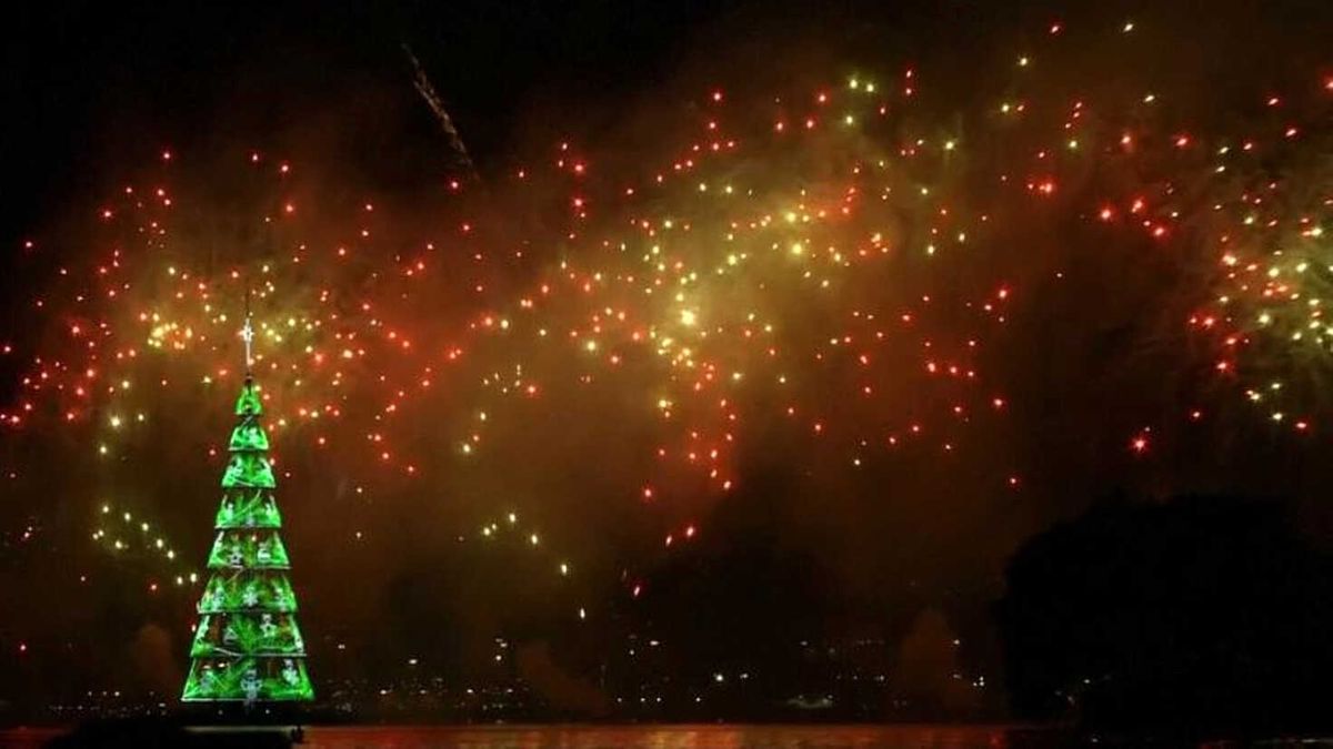Brezilya\'nın Ünlü Yüzen Noel Ağacı Yeniden Işıklandırıldı