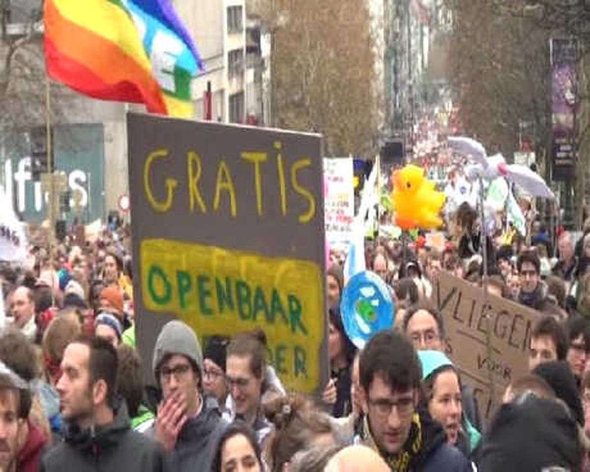 Brüksel\'de On Binlerce Kişi İklim Değişikliğini Protesto İçin Yürüdü