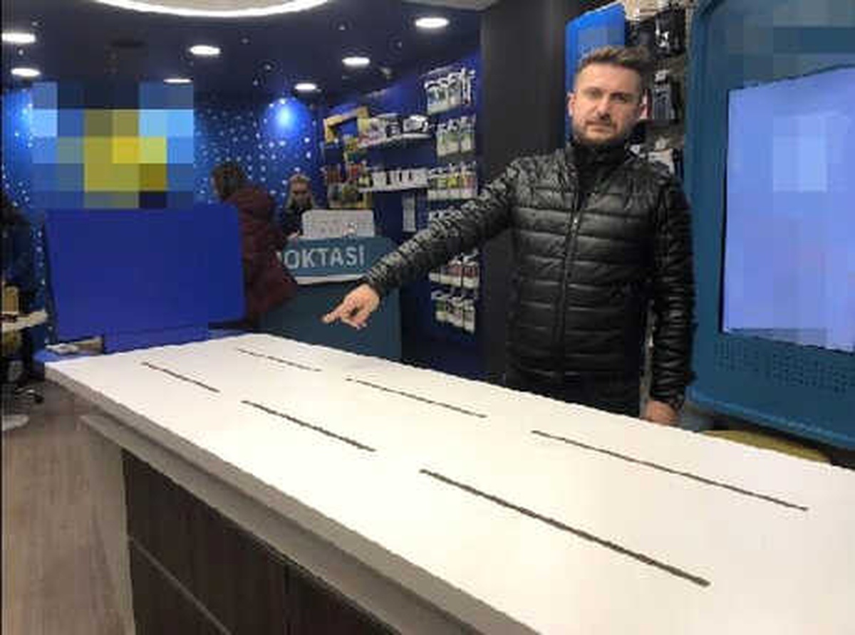 Cam Kapıyı Taşla Kırıp, Mağazadan 16 Cep Telefonu Çaldılar