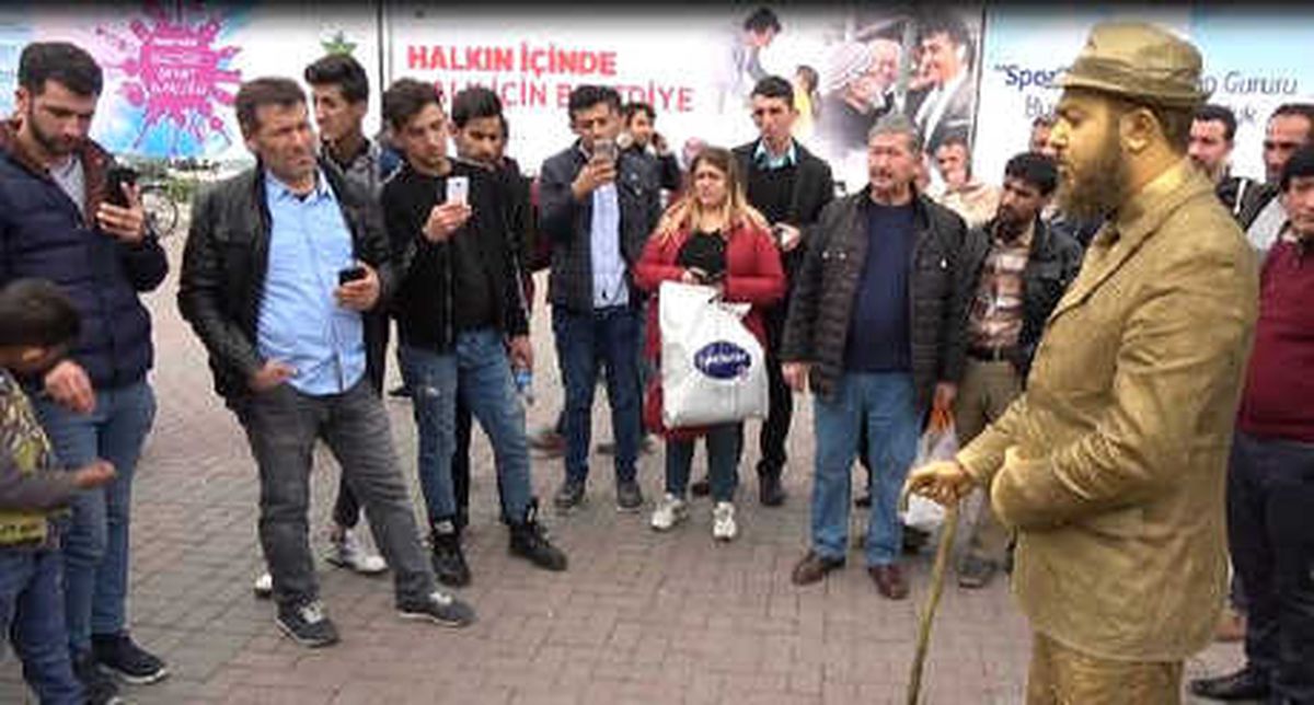 Canlı Heykel\' Gösterisi Şaşırttı