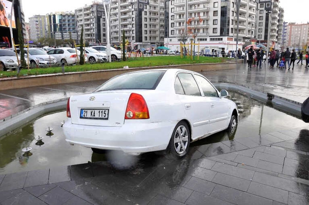 Dikkatsiz Sürücü Süs Havuzuna Girdi