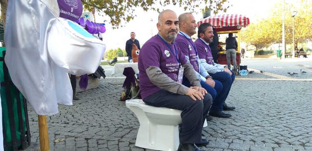 Farkındalık İçin Klozete Oturdular