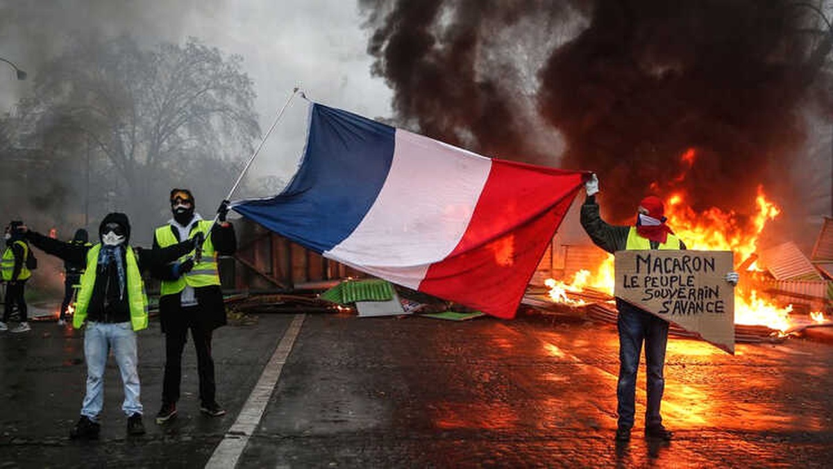 Paris\'te Sarı Yelekliler Gösterileri: Fransa Ohal İlan Etmeyi Düşünüyor