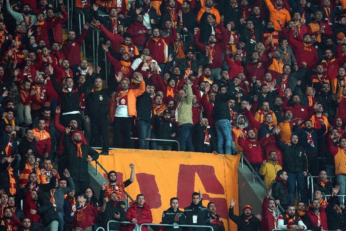 Galatasaray Taraftarından Tff ve Cüneyt Çakır\'a Tepki