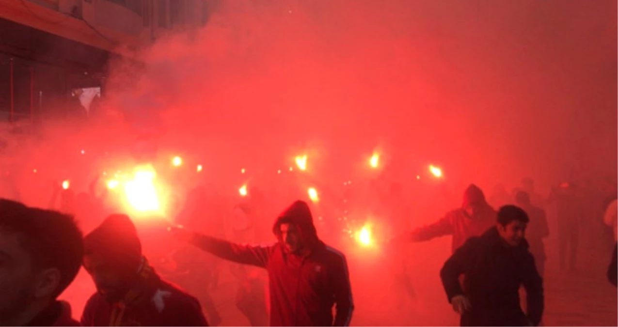 Galatasaraylılar, Meşalelerle Taksim Meydanı\'na Yürüdü