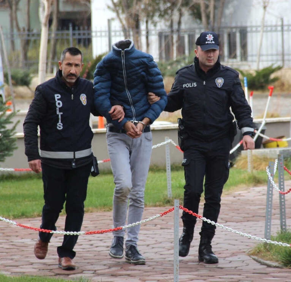 Genç Kızı Taciz Edip Kaçırmaya Çalışan 2 Zanlı Adliyeye Sevk Edildi