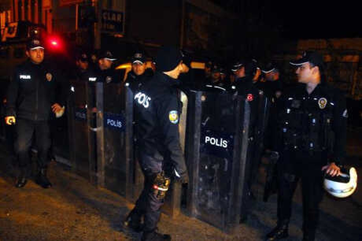 Gözaltına Alınan Kişiyi Geri Almak İçin Polise Saldırdılar: 7 Gözaltı