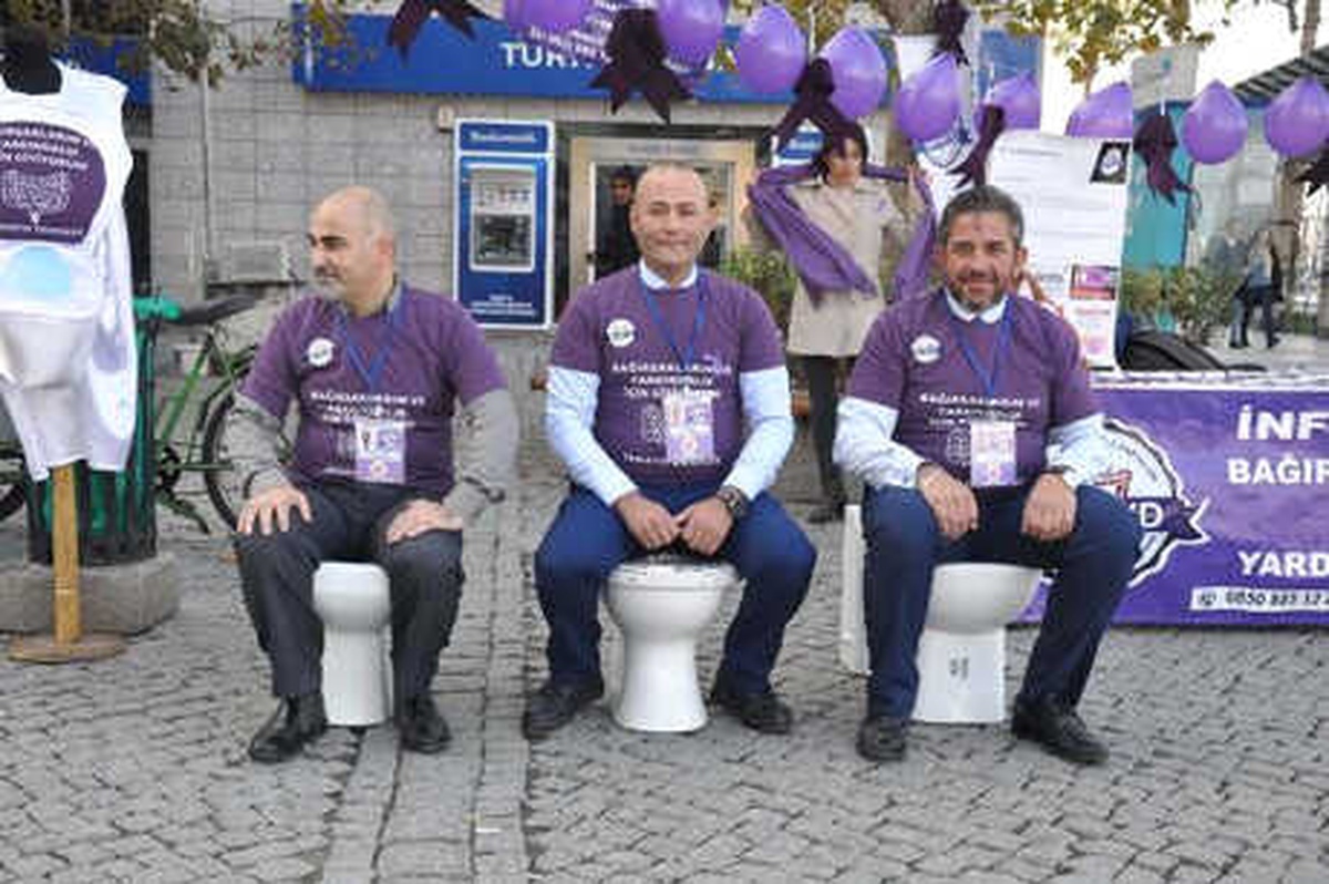 Hastalıklarına Klozete Oturarak Dikkat Çekmeye Çalıştılar