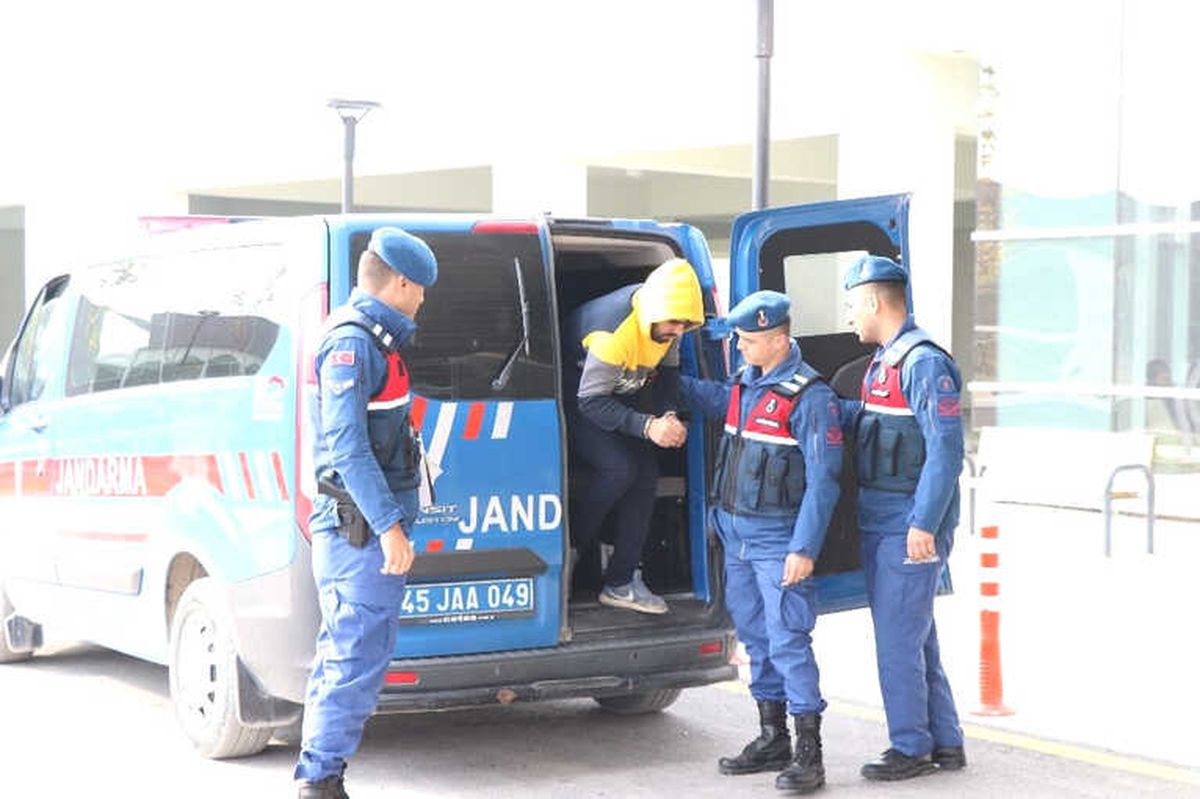 Hırsızlar Çaldıkları Rögar Kapaklarını Satmak İsterken Yakalandı