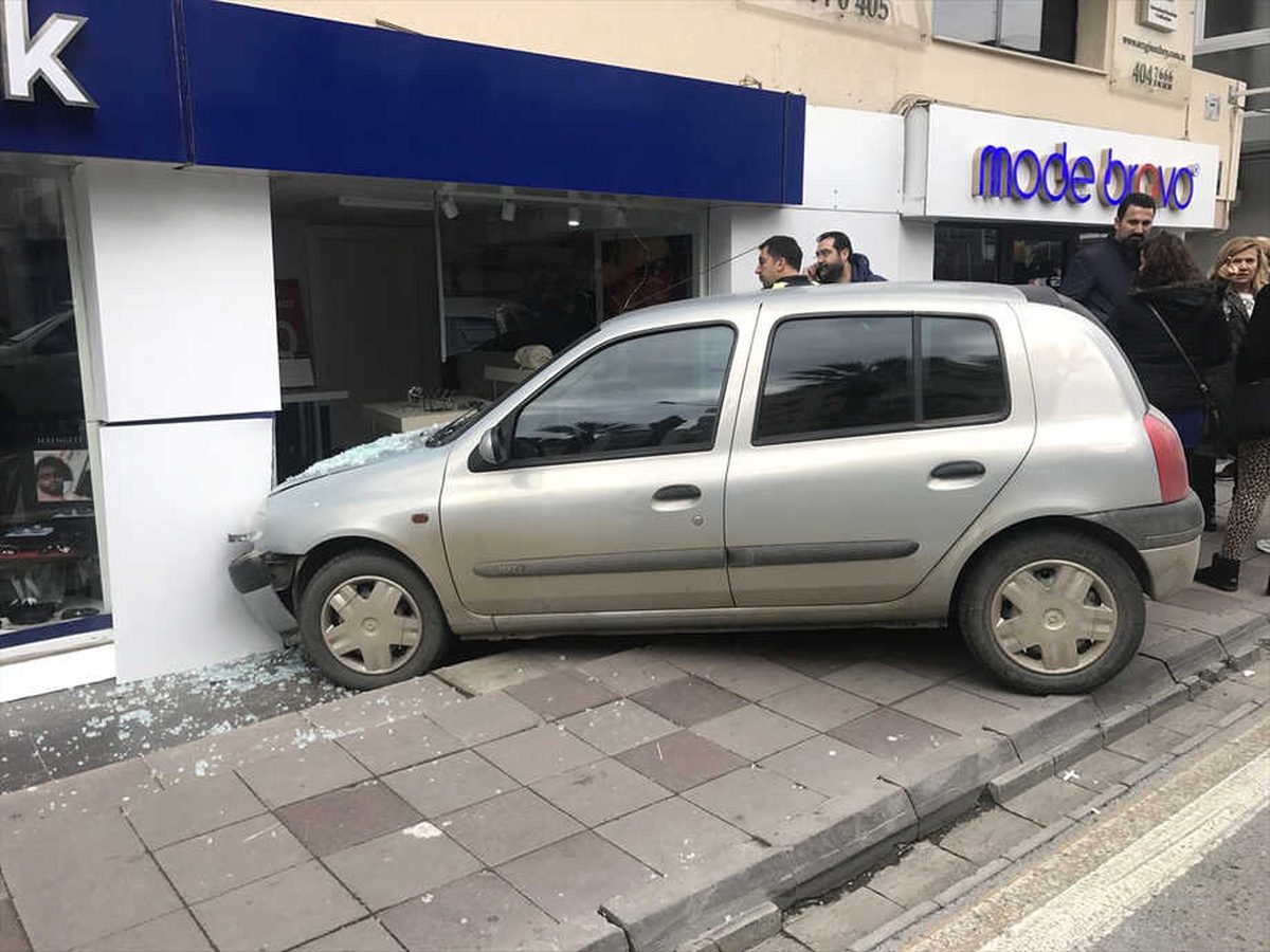 İzmir\'de Otomobil İş Yerine Girdi