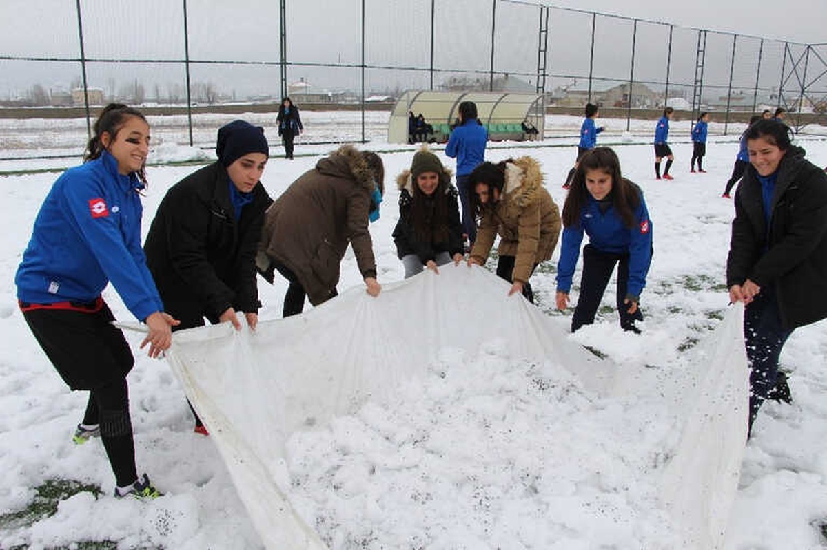 Kadın Futbolcular Kar Temizle Mücadelesinde Bulundular