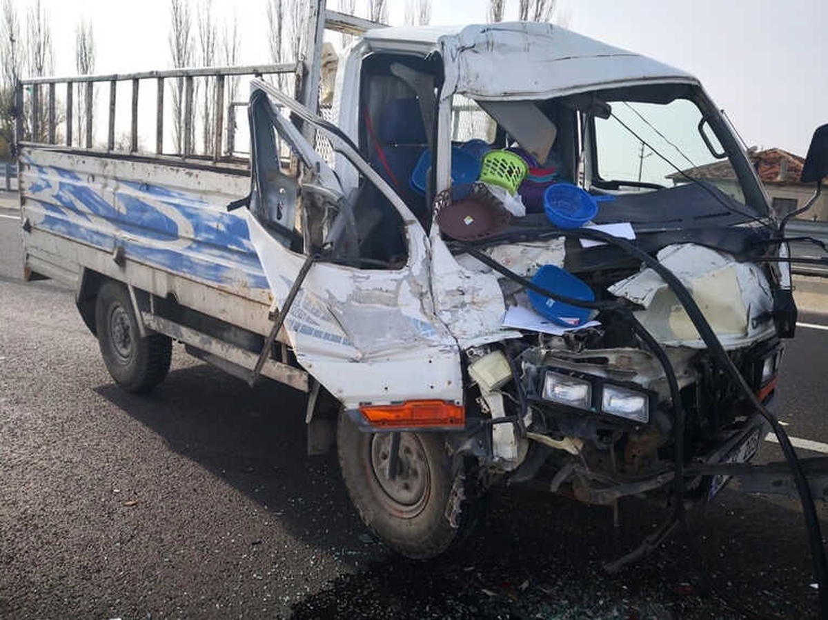 Kamyonet Tıra Arkadan Çarptı: 1 Yaralı