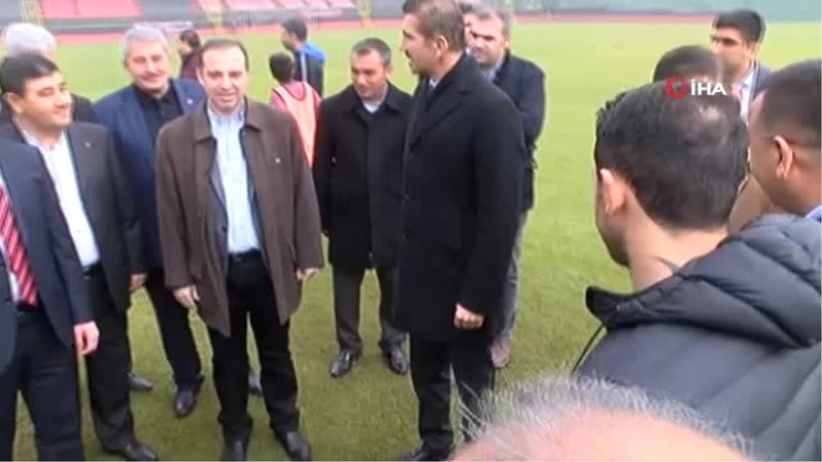 Karaköprüspor\'un Sahasının Açılışını Eski Milli Futbolcular Yaptı
