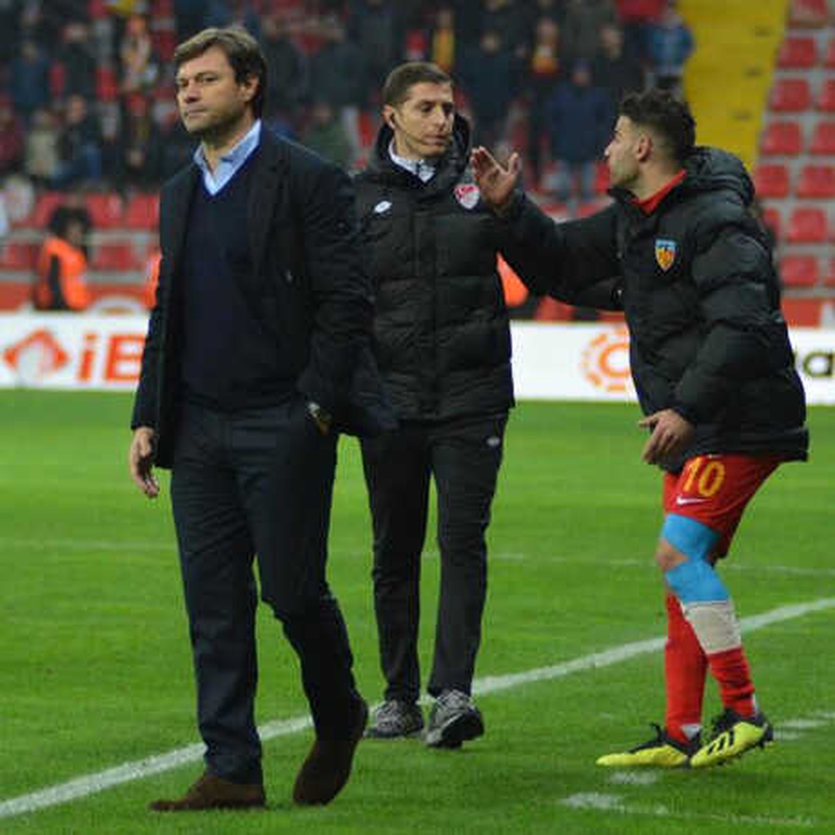 Kayserisporlu Taraftarlar Futbolculara Tepki Gösterdi