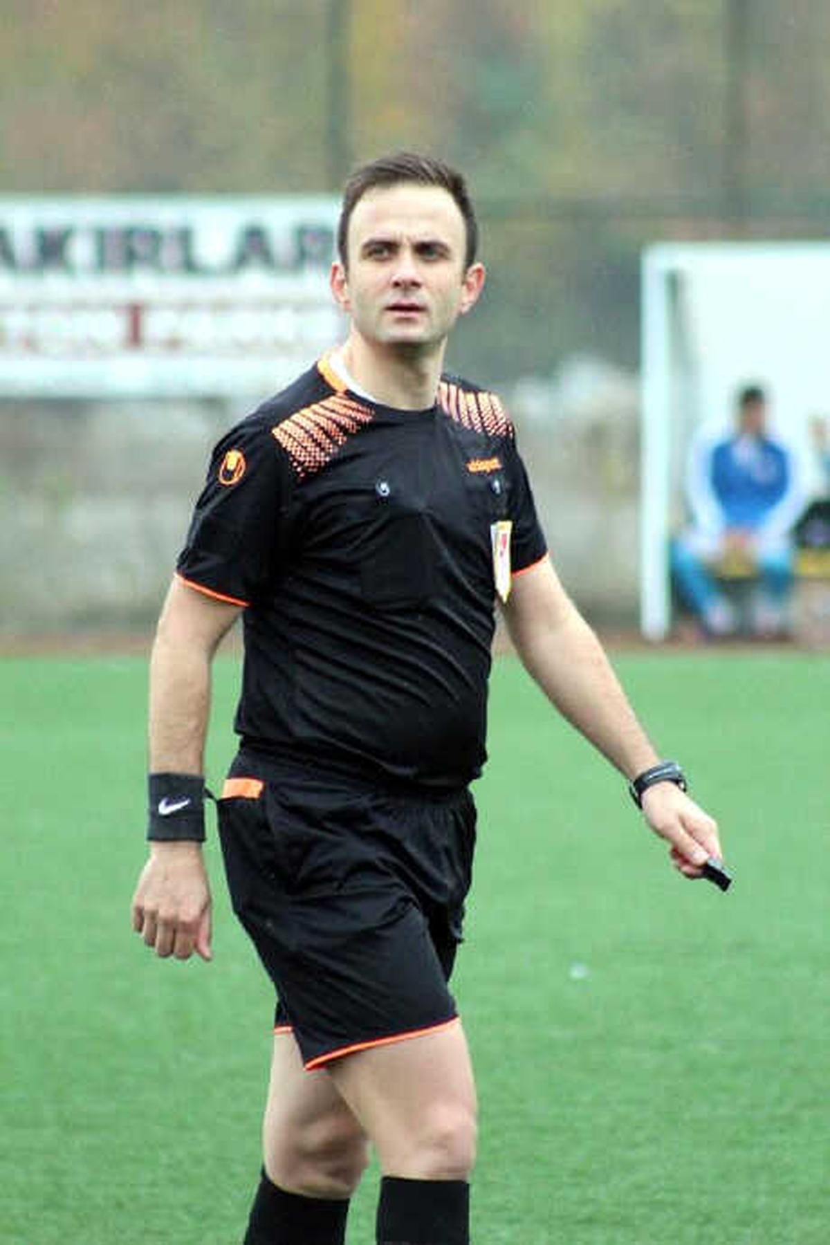 Kırmızı Kart Gören Futbolcu, Hakeme Kafa Attı
