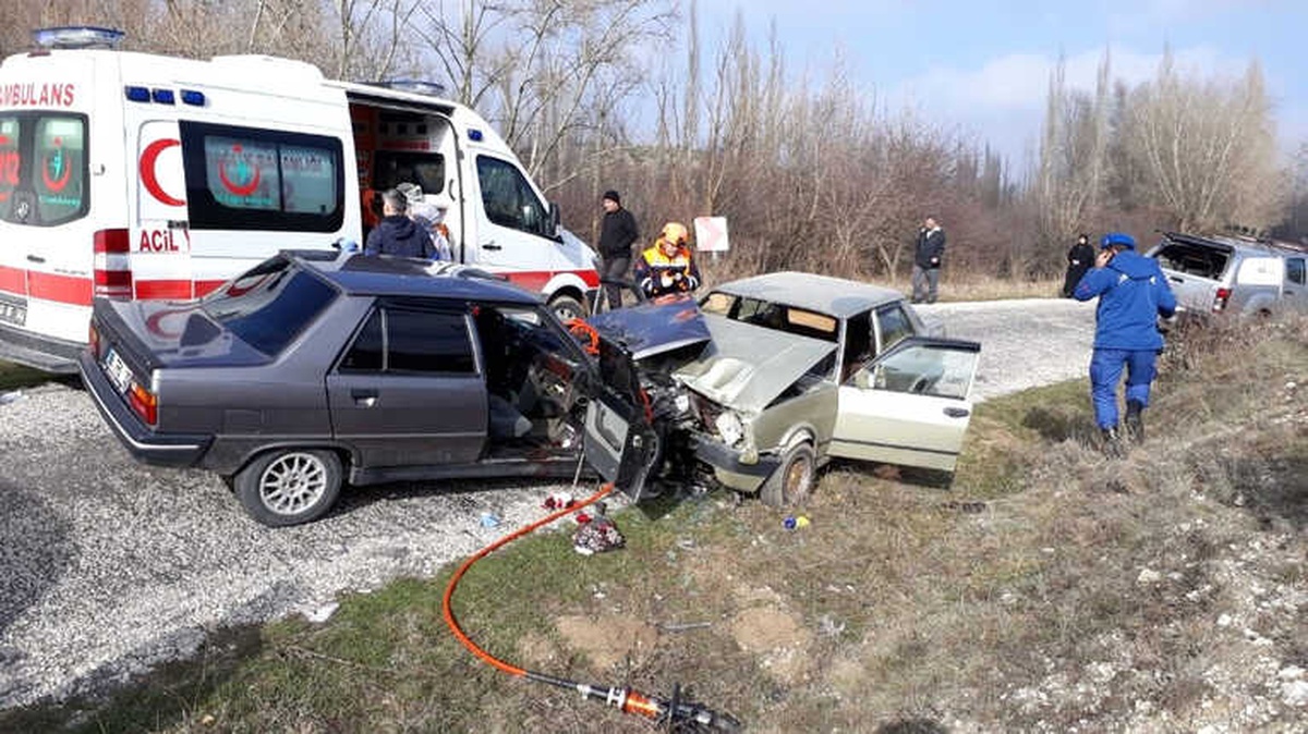 Kütahya\'da 2 Otomobil Çarpıştı: 1 Ölü, 5 Yaralı