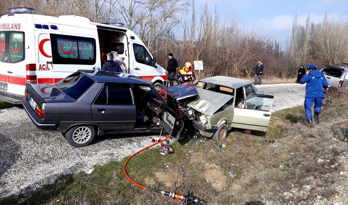 Kütahya\'da İki Otomobil Çarpıştı: 1 Ölü, 5 Yaralı