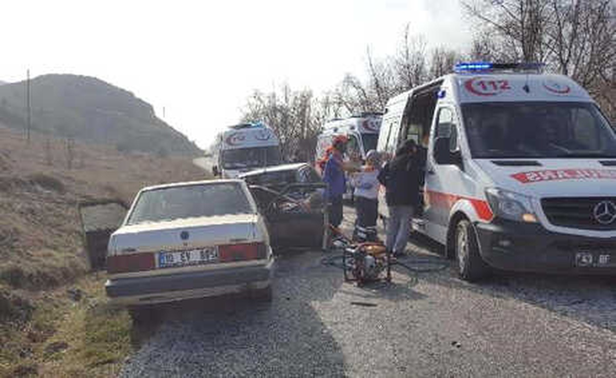 Kütahya\'da Otomobiller Çarpıştı: 1 Ölü, 5 Yaralı