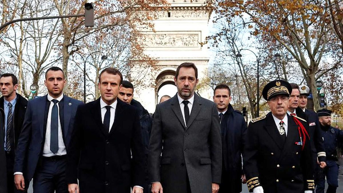 Macron Şiddet Olaylarının En Yoğun Yaşandığı Champs-Elysees\'yi Ziyaret Etti