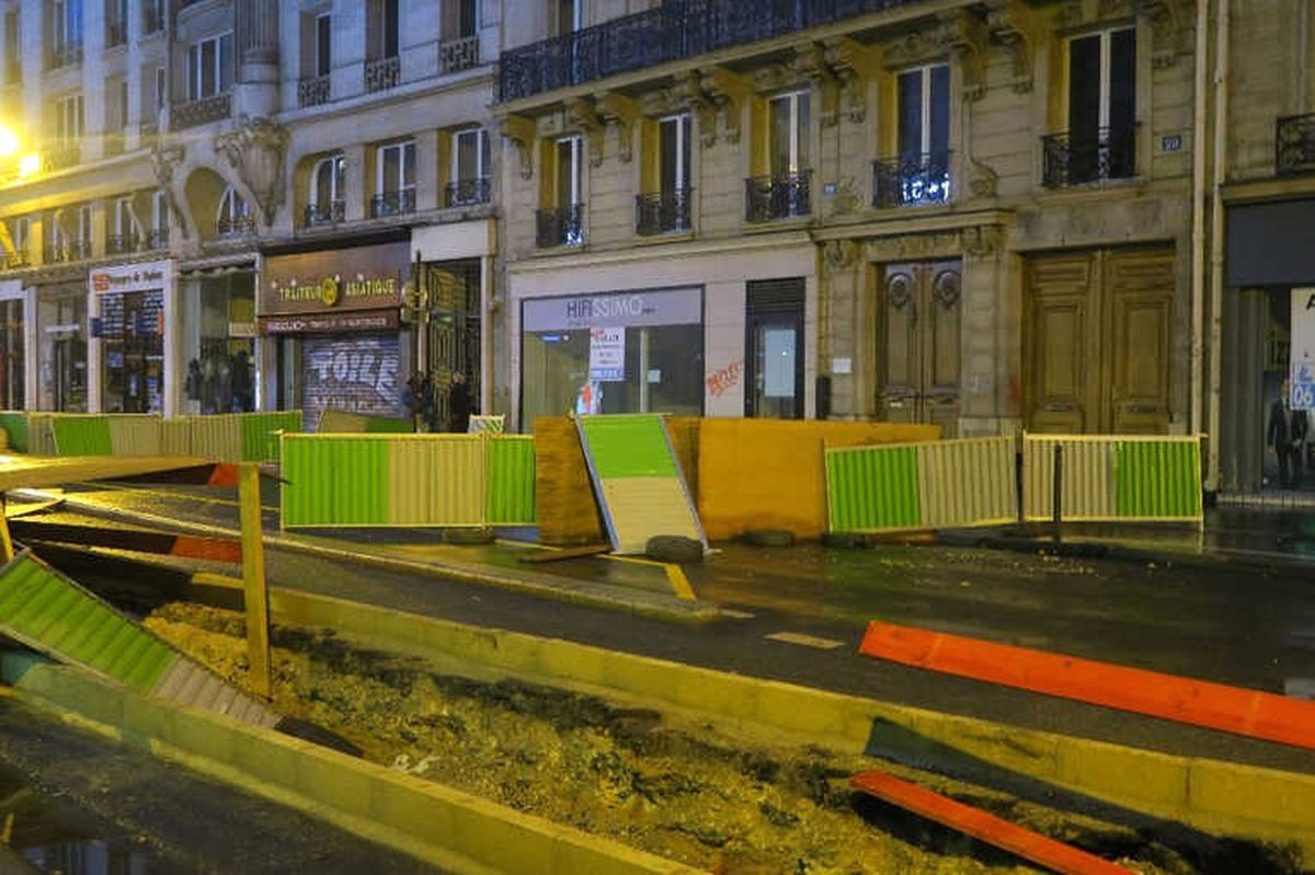 Paris\'te Sokaklar Savaş Alanına Döndü