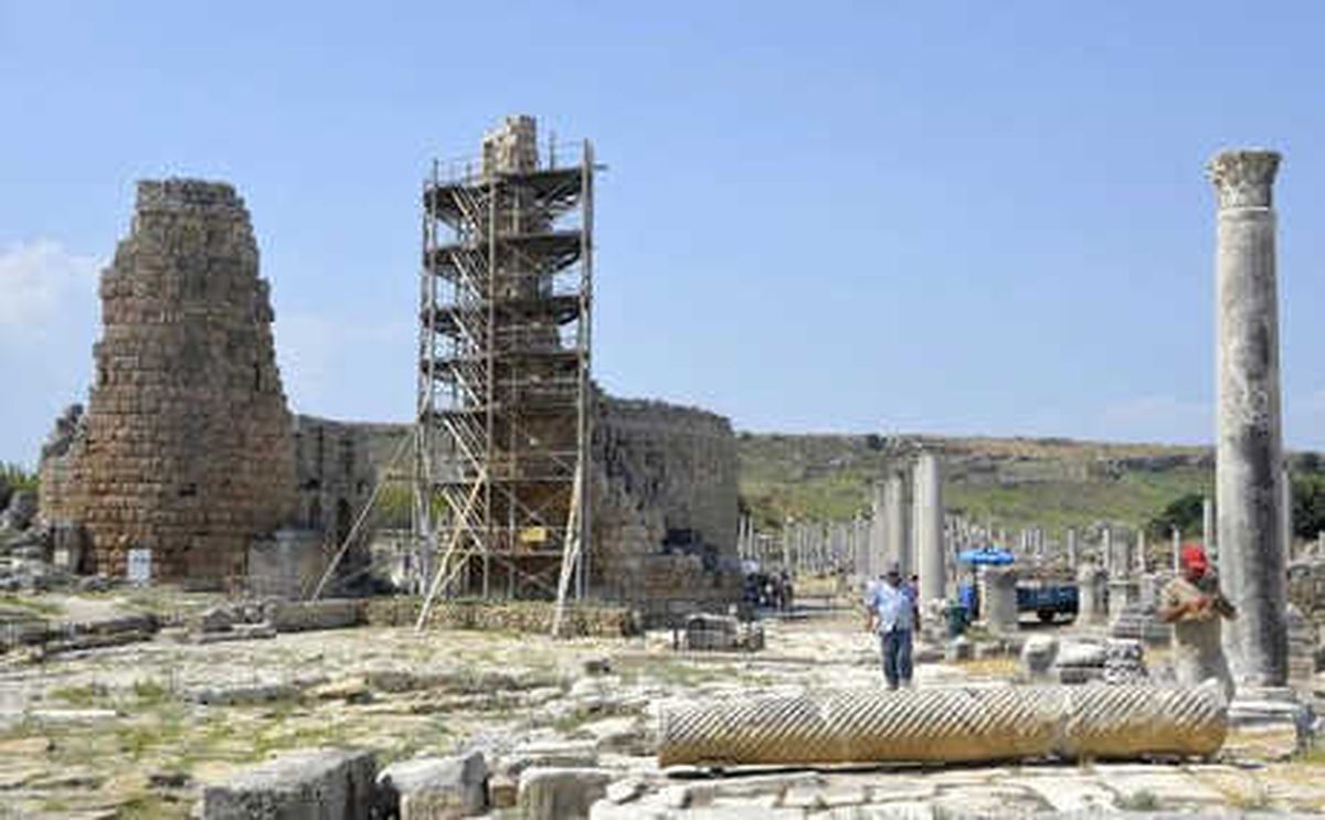 Perge\'deki 9 Eserin Restorasyonu İçin Sponsor Aranıyor