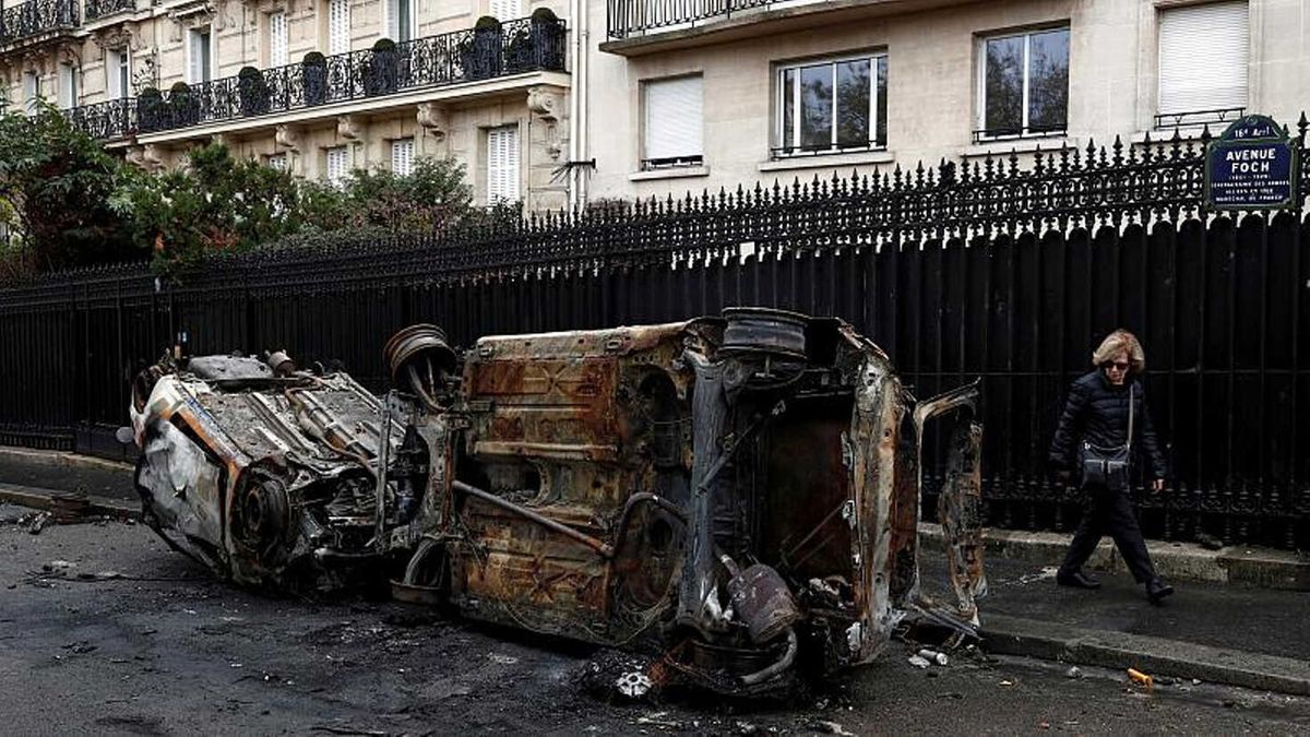Sarı Yelekliler" Paris\'i Yakıp Yıktı