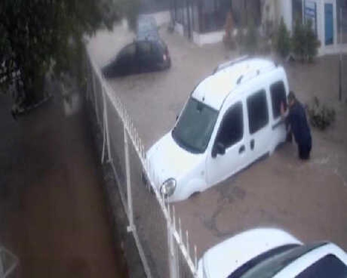 Selde Sürüklenen Aracını, Caminin Demir Korkuluklarına Bağlayarak Kurtardı