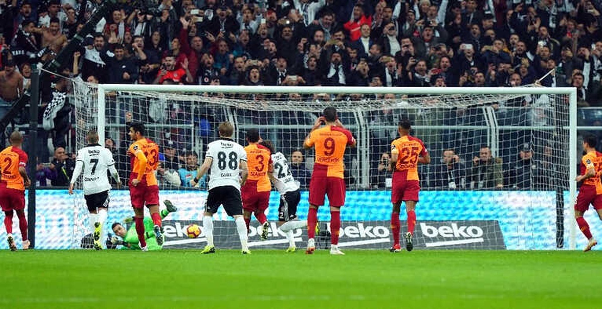 Spor Toto Süper Lig: Beşiktaş: 1 - Galatasaray: 0 (İlk Yarı)