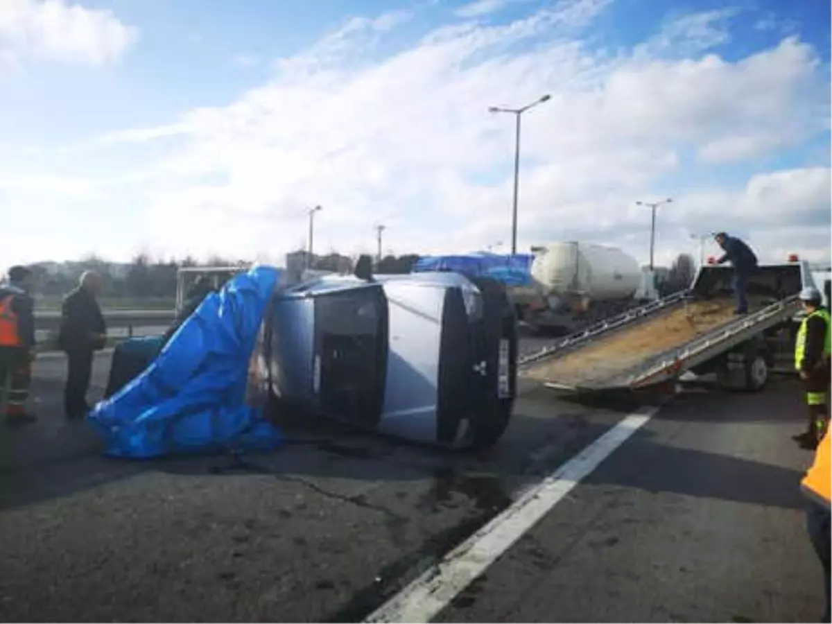 TEM Otoyolu\'nda Vidanjöre Çarpan Kamyon Devrildi! Trafik Kilit