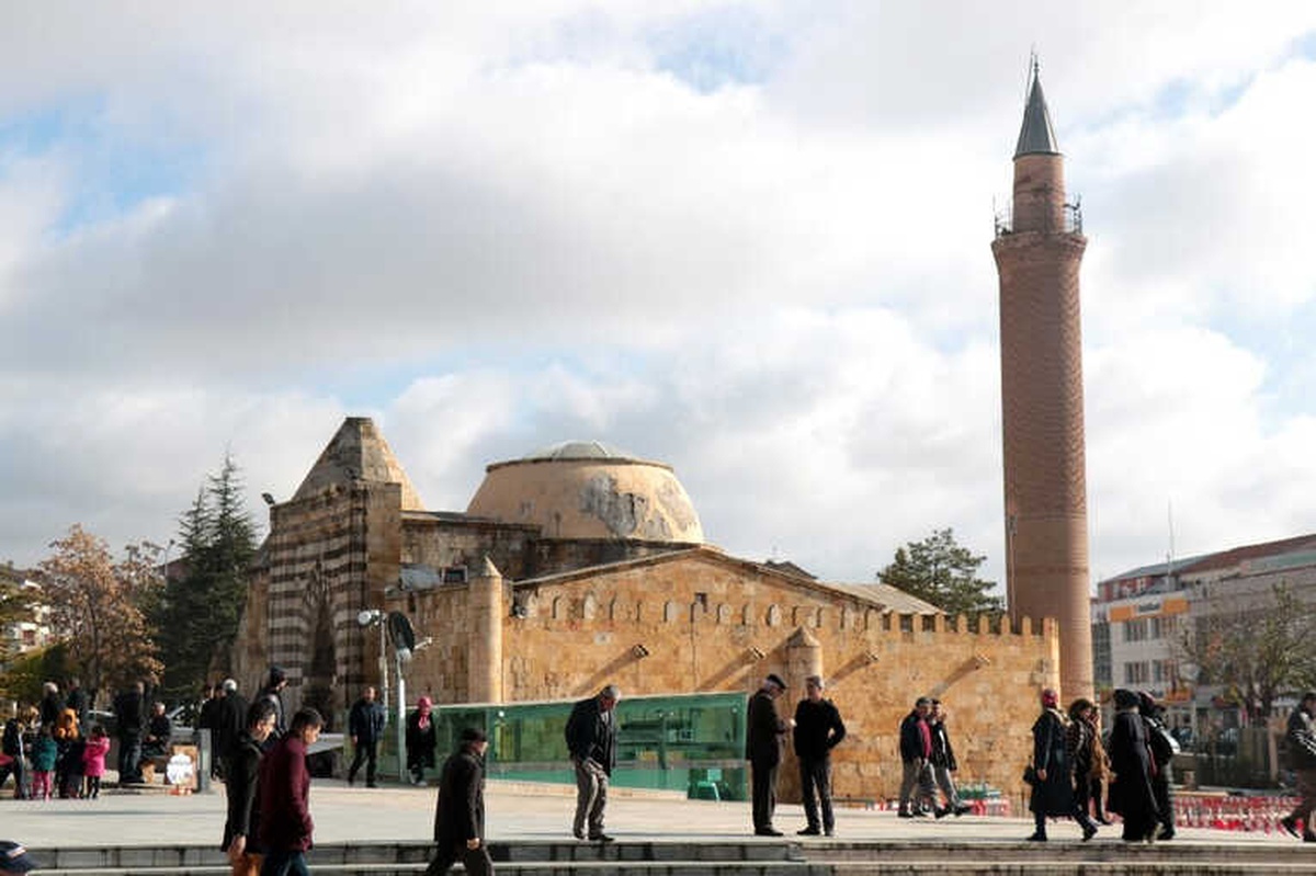 Unesco Dünya Mirası Geçici Listesi\'ne Giren Tarihi Medresenin Kubbesi Çürüyor
