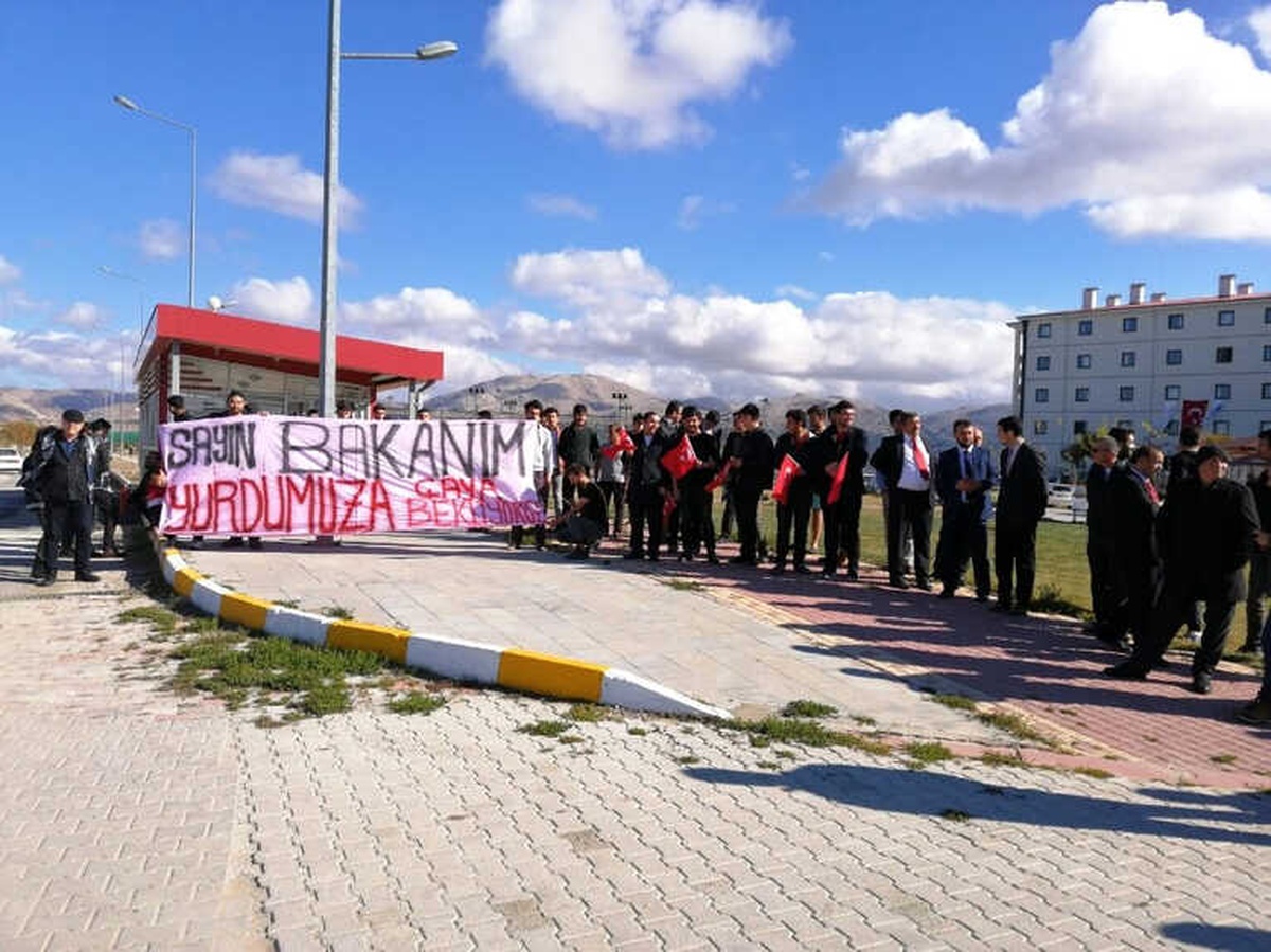 Üniversiteli Gençler Çaya Davet Etti, Bakanlar Kırmadı