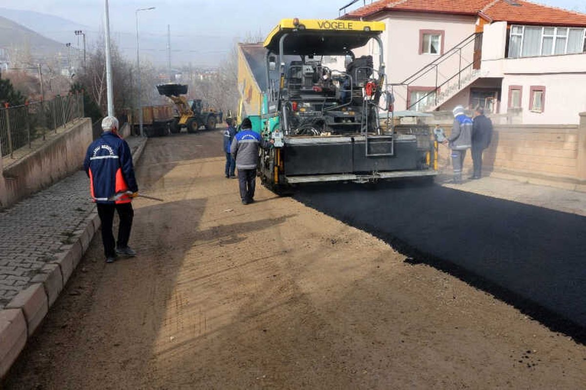 Yahyalı\'da Asfaltlama Çalışmaları Hız Kesmiyor