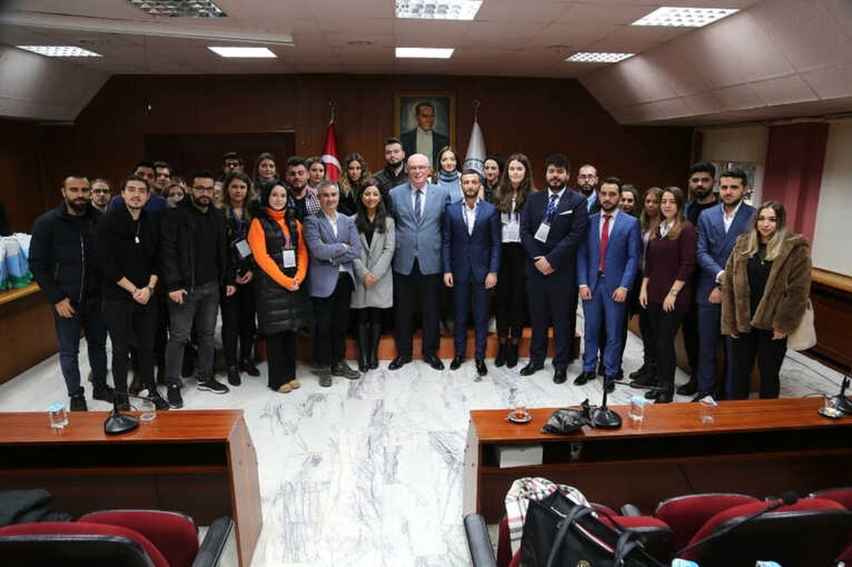 Yeditepe Öğrencileri Kazım Kurt\'u Ziyaret Etti