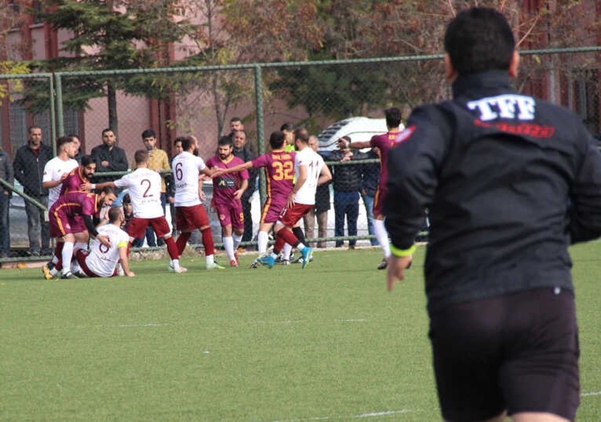 Amatör Maçta Futbolcular Kavga Etti, 5 Kırmızı Kart Çıktı