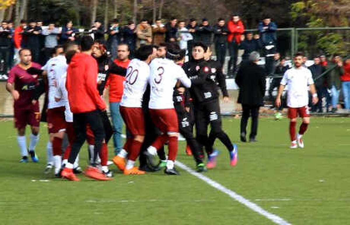 Amatör Maçta Futbolcular Yumruk Yumruğa Kavga Etti, 5 Kırmızı Kart Çıktı