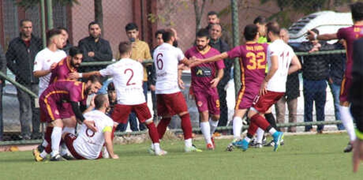 Amatör Maçta Kavga ve 5 Kırmızı Kart!