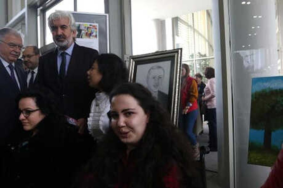 Ayaklarıyla Resim Yapan Engelli Rabia, Sergi Açtı