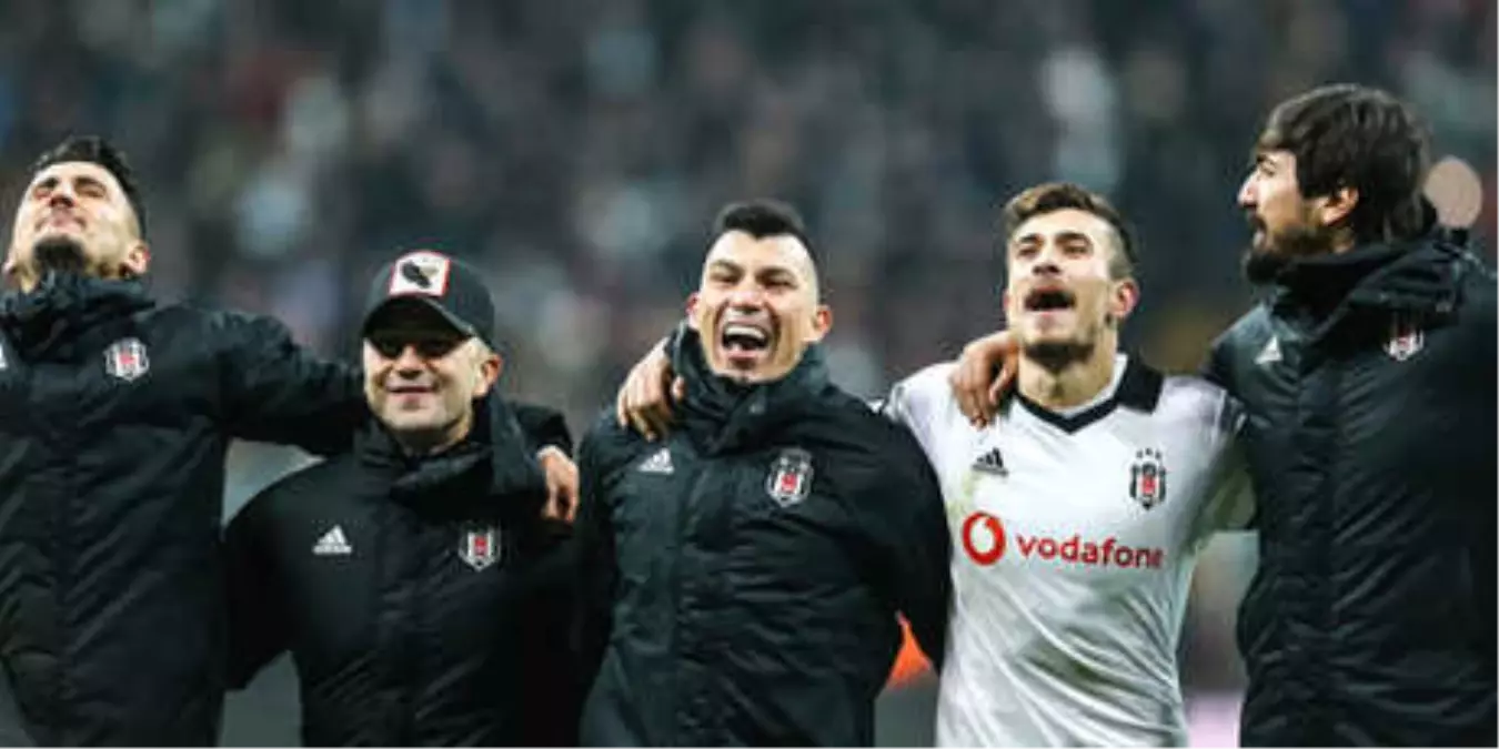 Beşiktaş Camiası Mutlu!