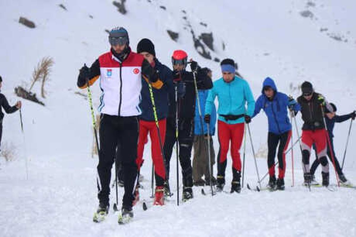 Bitlis\'e Kar Yağmayınca Kayakçılar, Antreman İçin 2 Bin 500 Rakımlı Nemrut\'a Gitti