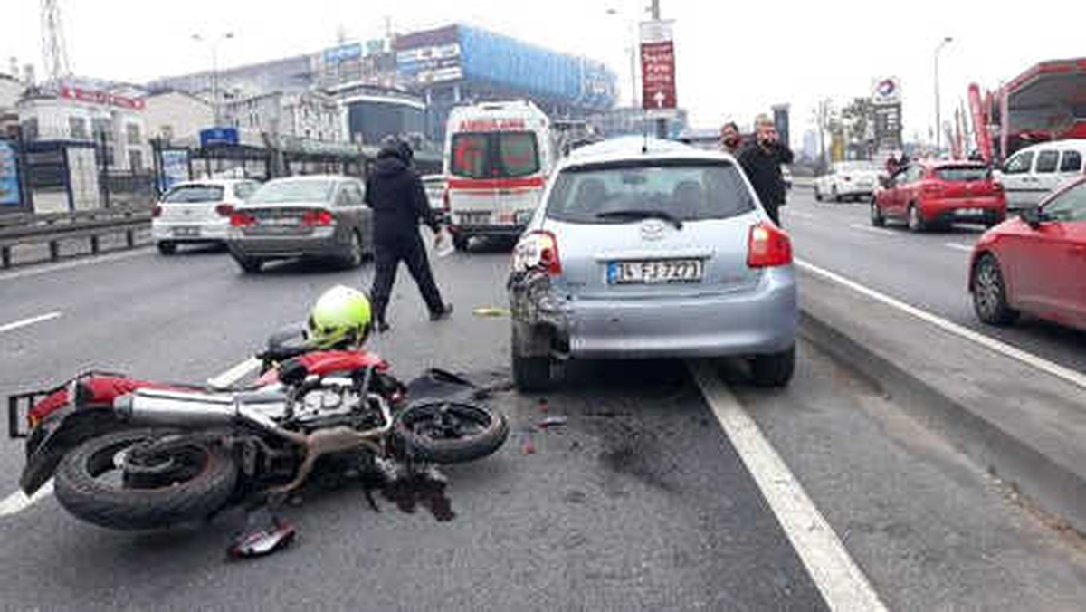 D-100\'de Otomobile Çarpan Motosikletin Sürücüsü Yaralandı