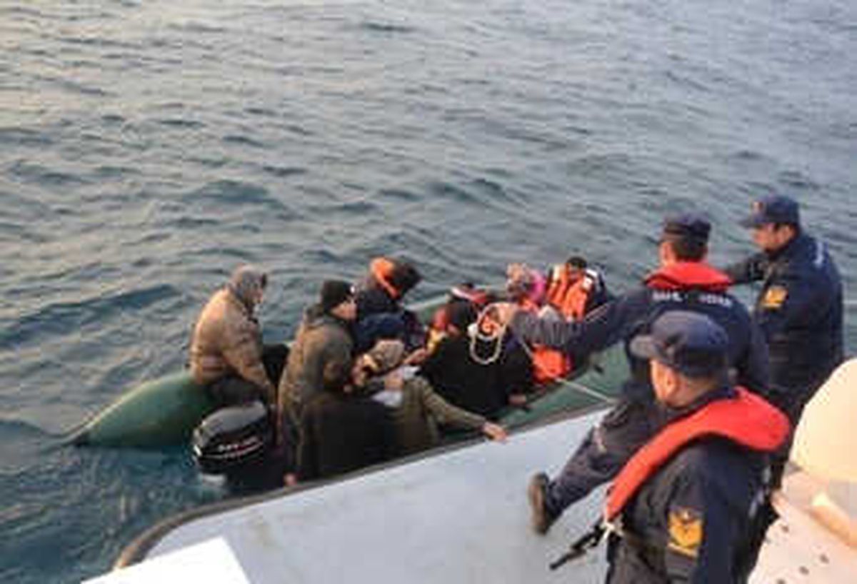 Dikili ve Çeşme\'de 59 Düzensiz Göçmen Yakalandı