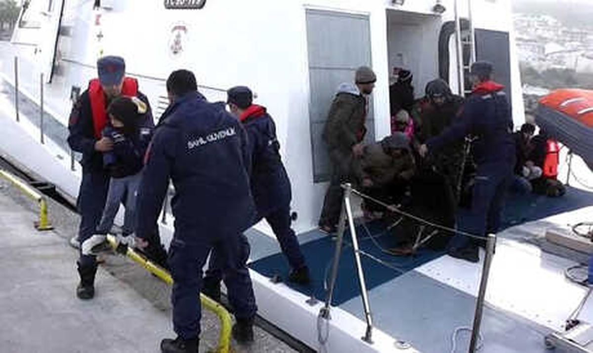 Dikili ve Çeşme\'de 59 Kaçak Göçmen Yakalandı
